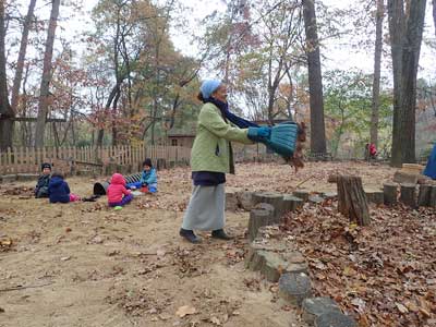 kids playing in the leaves